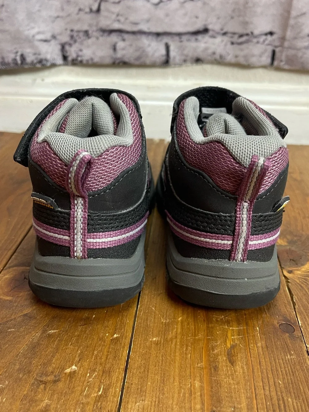 Keen girls size 10 targhee water proof hiking boots black and purple